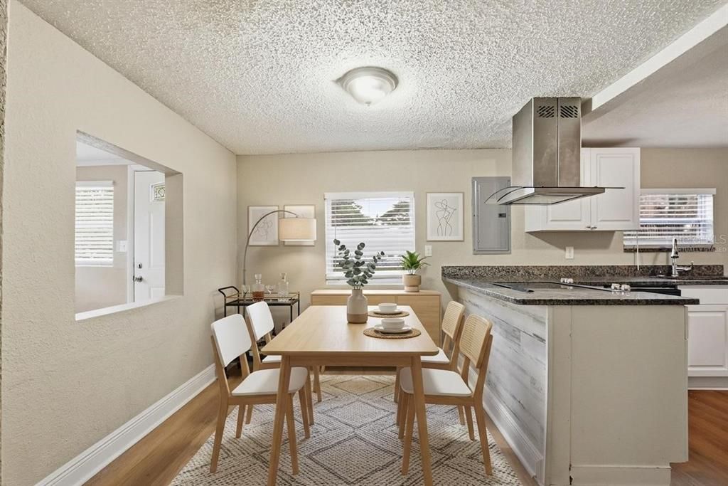 На продажу: $189,900 (4 спален, 1 ванн, 1120 Квадратных фут)