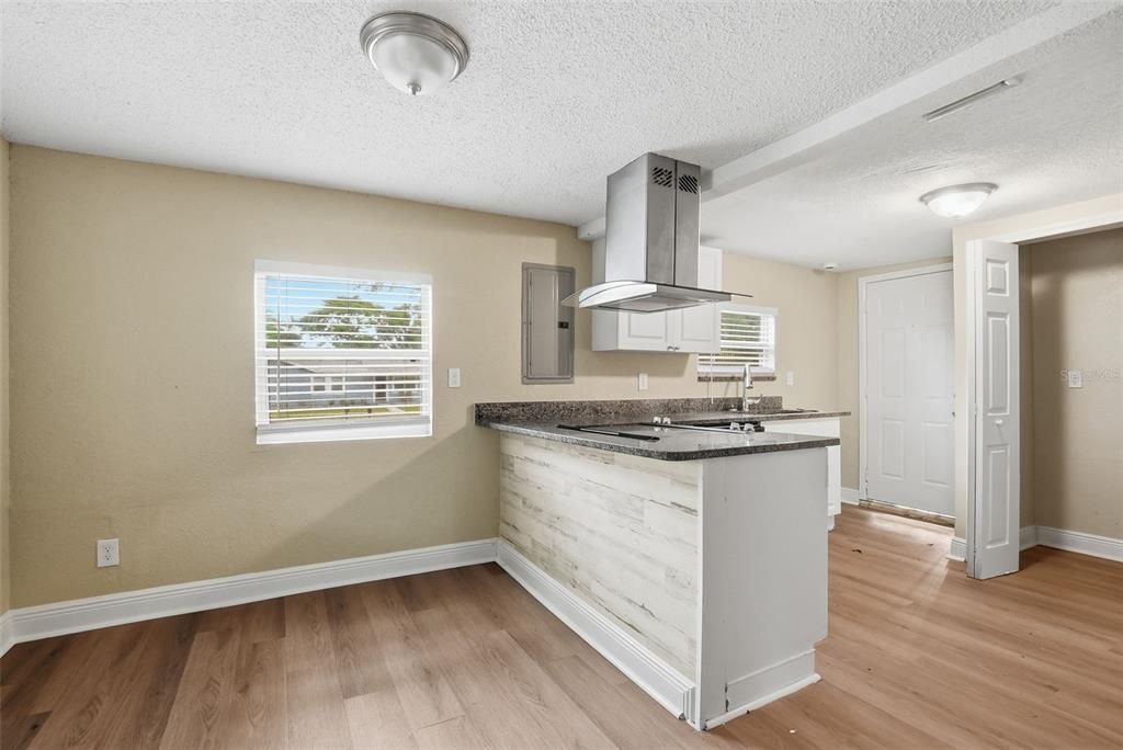 На продажу: $189,900 (4 спален, 1 ванн, 1120 Квадратных фут)