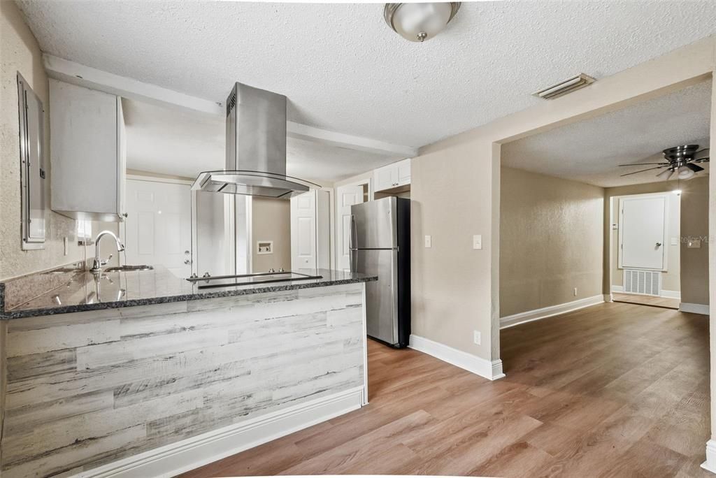 На продажу: $189,900 (4 спален, 1 ванн, 1120 Квадратных фут)