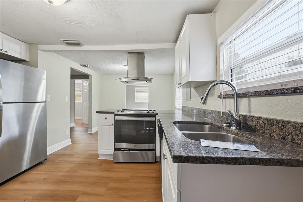 На продажу: $189,900 (4 спален, 1 ванн, 1120 Квадратных фут)