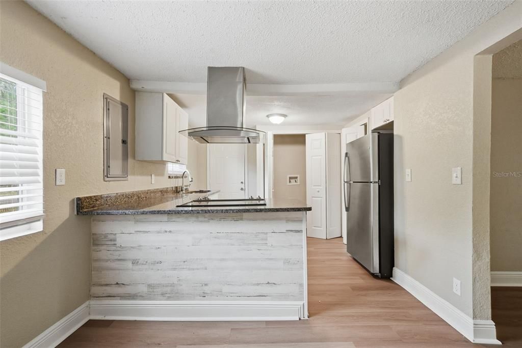 На продажу: $189,900 (4 спален, 1 ванн, 1120 Квадратных фут)