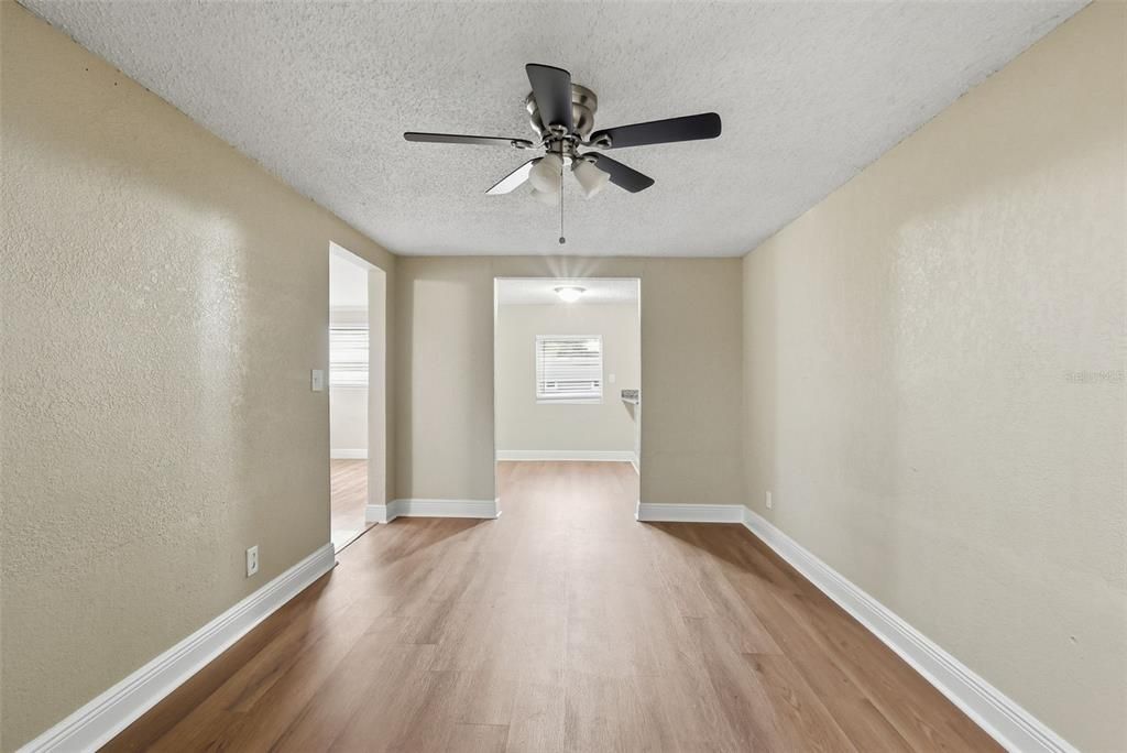 На продажу: $189,900 (4 спален, 1 ванн, 1120 Квадратных фут)