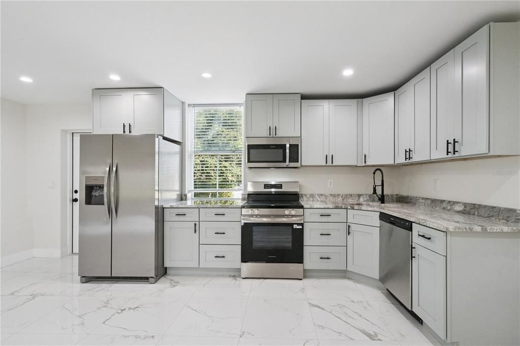 En Venta: $399,900 (4 camas, 4 baños, 2230 Pies cuadrados)