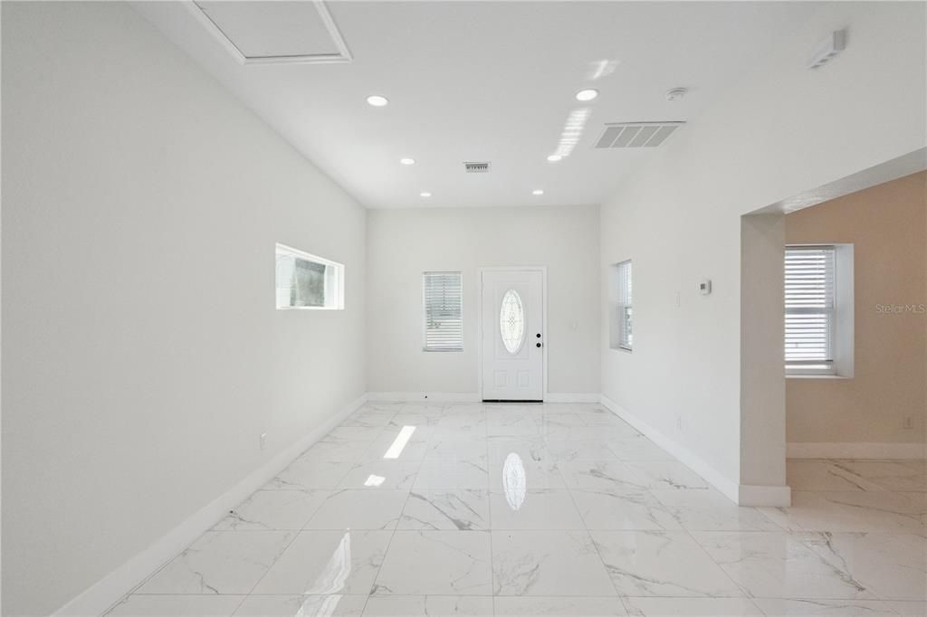 En Venta: $399,900 (4 camas, 4 baños, 2230 Pies cuadrados)