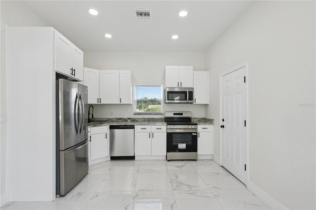 En Venta: $399,900 (4 camas, 4 baños, 2230 Pies cuadrados)