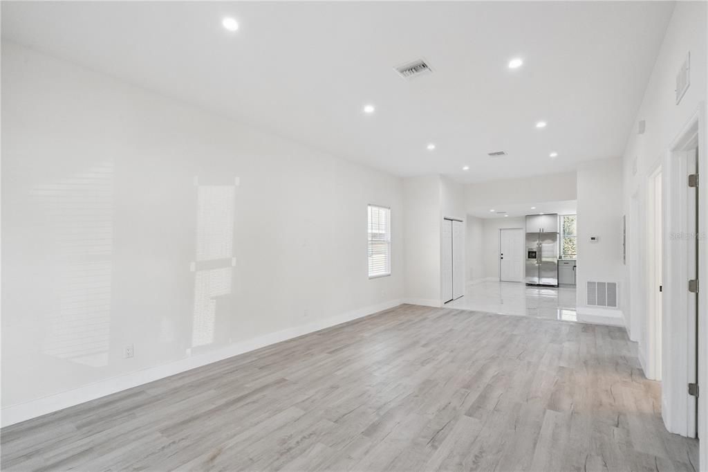 En Venta: $399,900 (4 camas, 4 baños, 2230 Pies cuadrados)