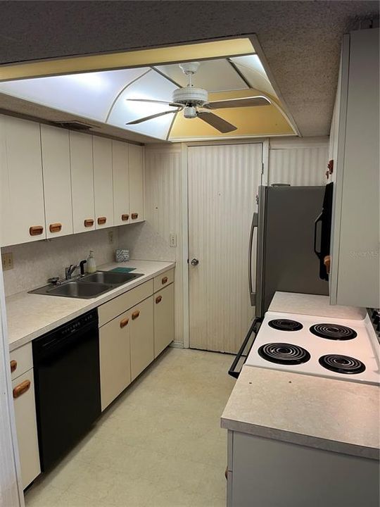 For Sale: $125,000 (2 beds, 2 baths, 1178 Square Feet)