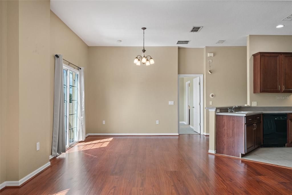 For Sale: $205,000 (2 beds, 2 baths, 1259 Square Feet)