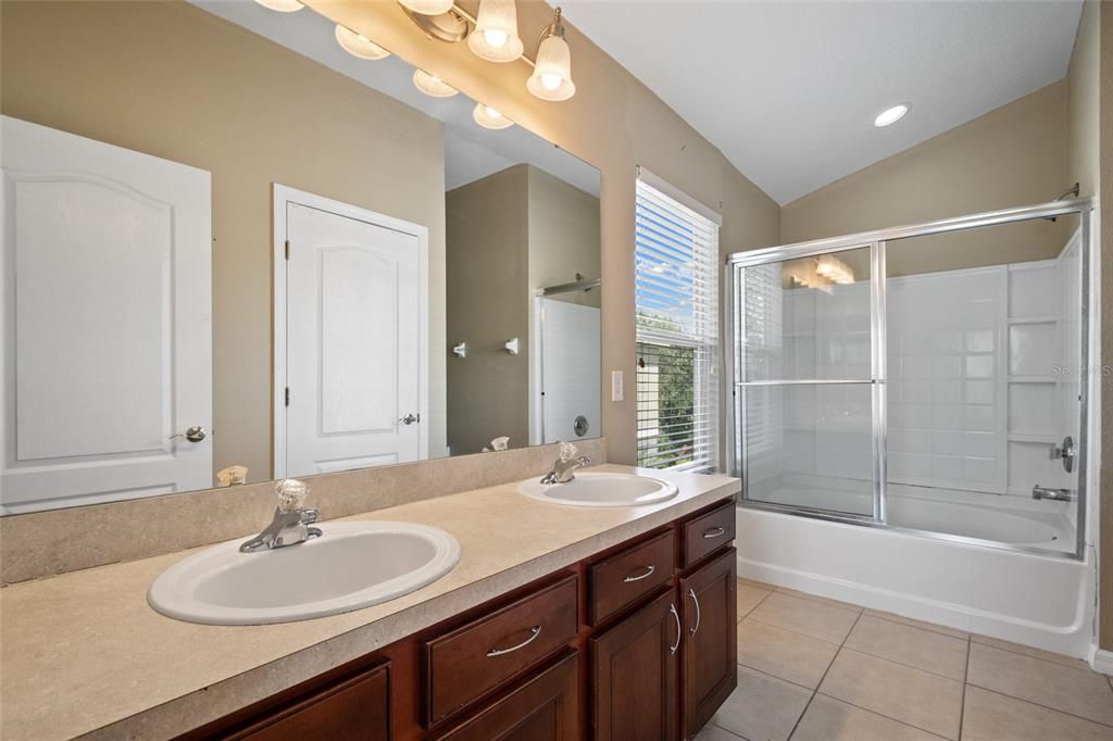 For Sale: $205,000 (2 beds, 2 baths, 1259 Square Feet)