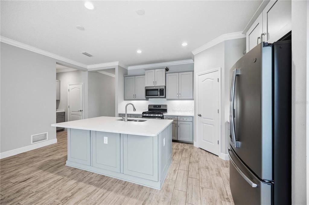 For Sale: $450,000 (3 beds, 2 baths, 1812 Square Feet)