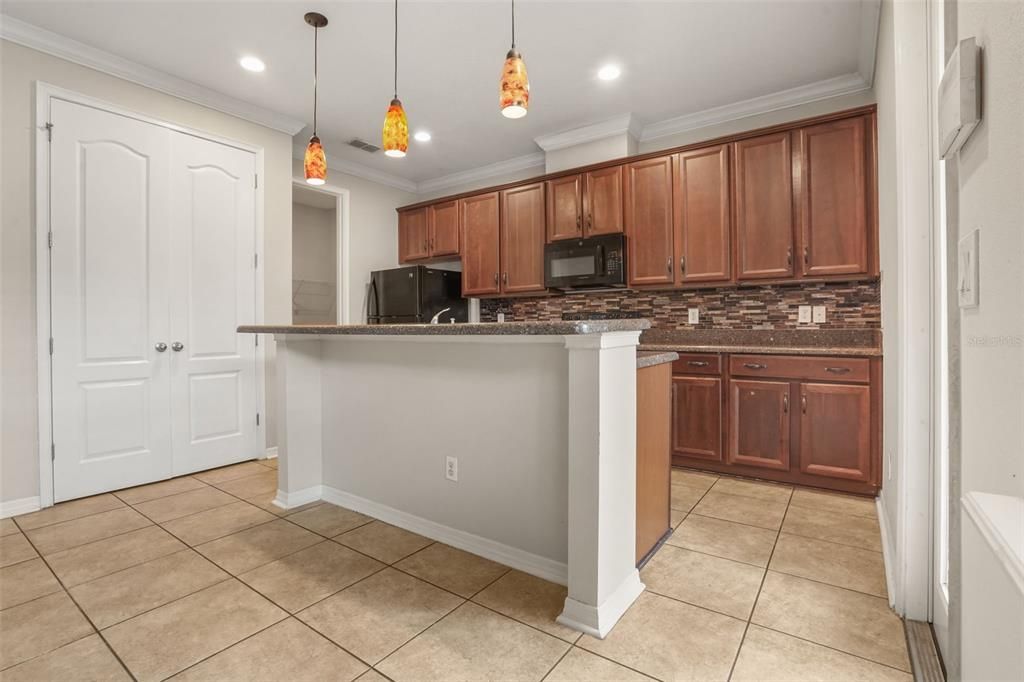 For Rent: $2,600 (3 beds, 2 baths, 1940 Square Feet)