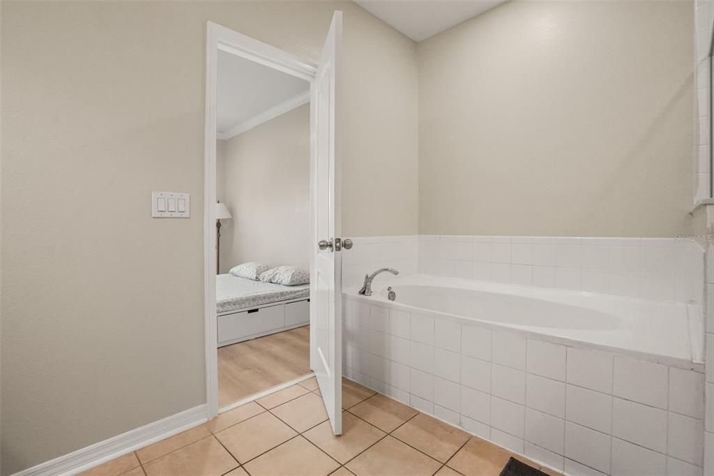 For Rent: $2,600 (3 beds, 2 baths, 1940 Square Feet)