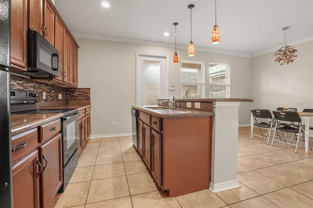 For Rent: $2,600 (3 beds, 2 baths, 1940 Square Feet)