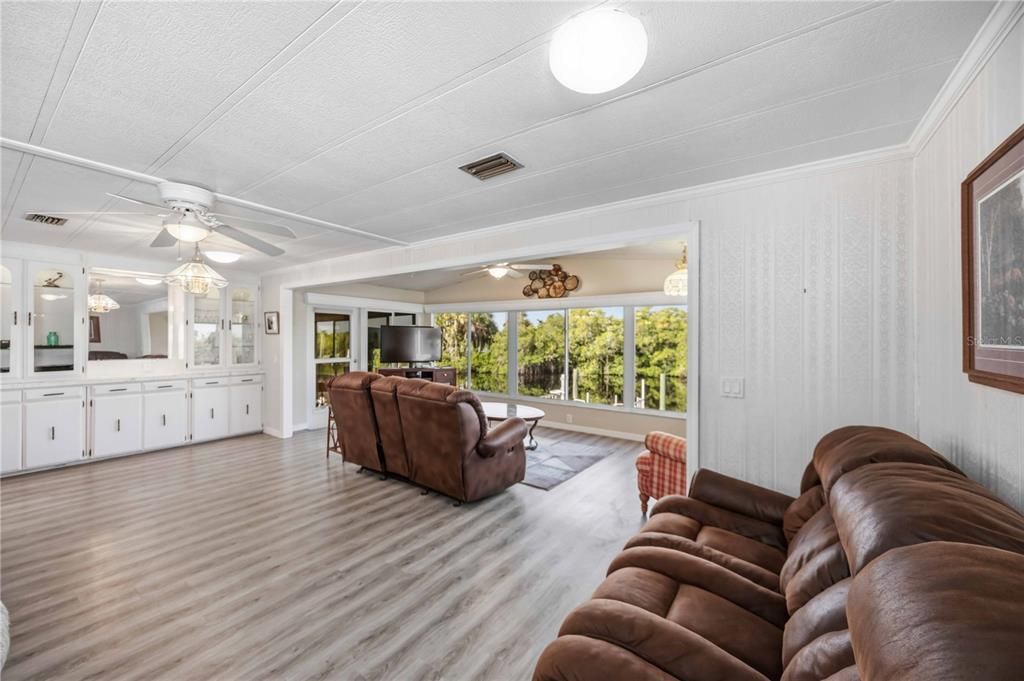 For Sale: $262,000 (2 beds, 2 baths, 1288 Square Feet)