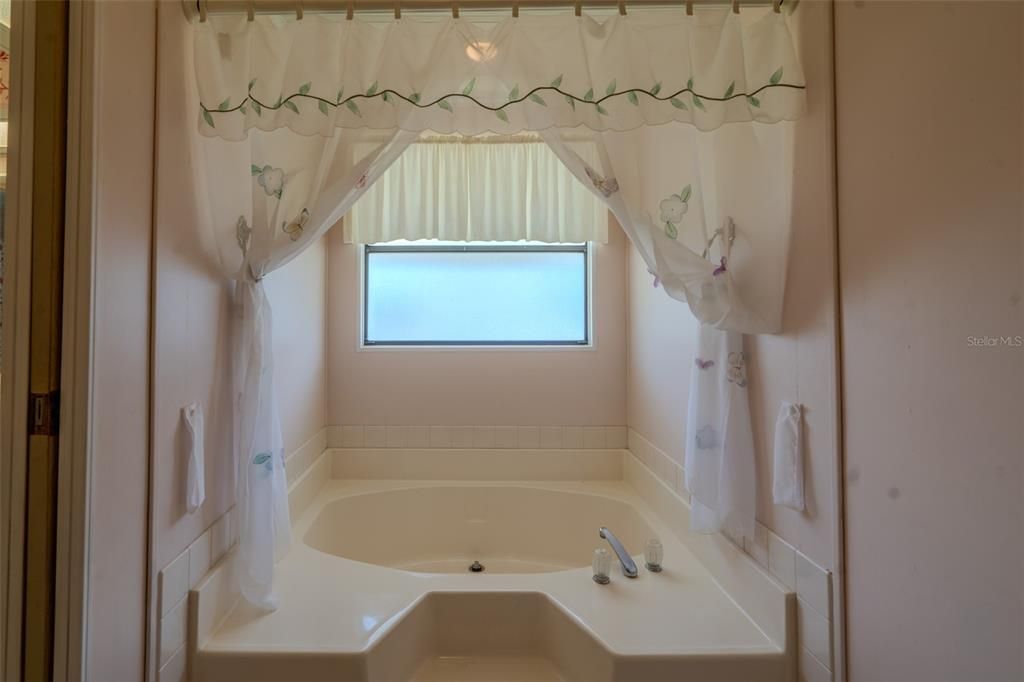 En Venta: $369,900 (2 camas, 2 baños, 2528 Pies cuadrados)