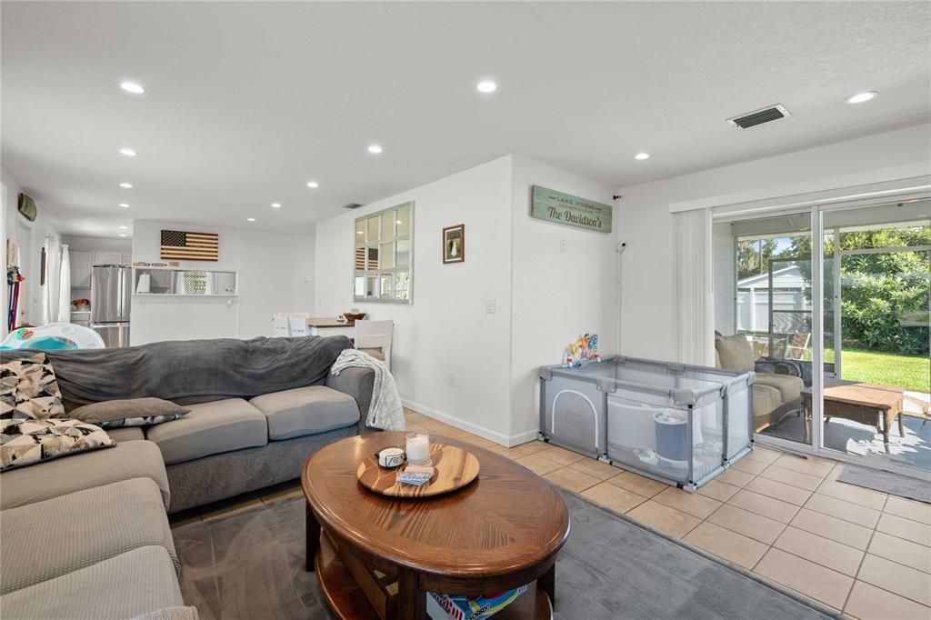 For Sale: $249,900 (2 beds, 1 baths, 1094 Square Feet)