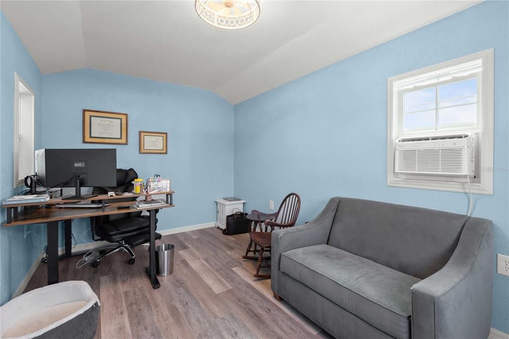 For Sale: $249,900 (2 beds, 1 baths, 1094 Square Feet)