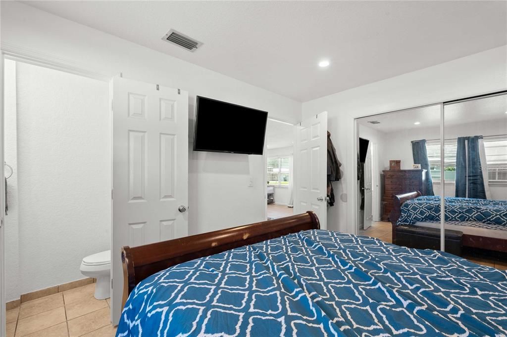 For Sale: $249,900 (2 beds, 1 baths, 1094 Square Feet)