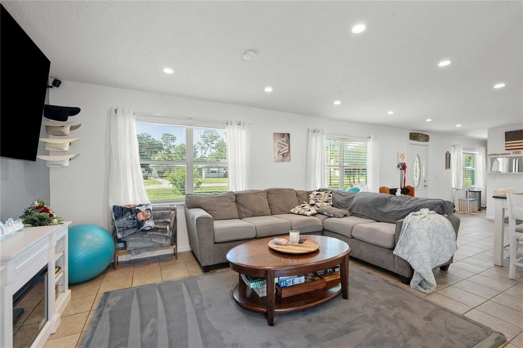 For Sale: $249,900 (2 beds, 1 baths, 1094 Square Feet)