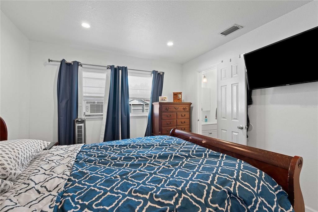 For Sale: $249,900 (2 beds, 1 baths, 1094 Square Feet)