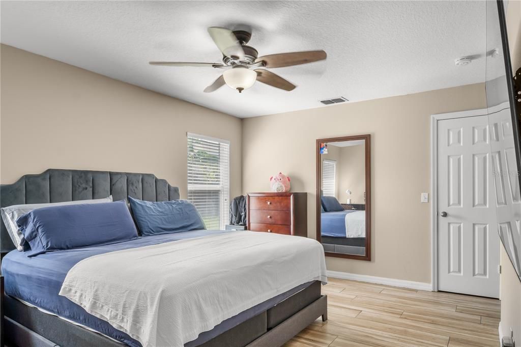 For Sale: $389,900 (4 beds, 3 baths, 1982 Square Feet)