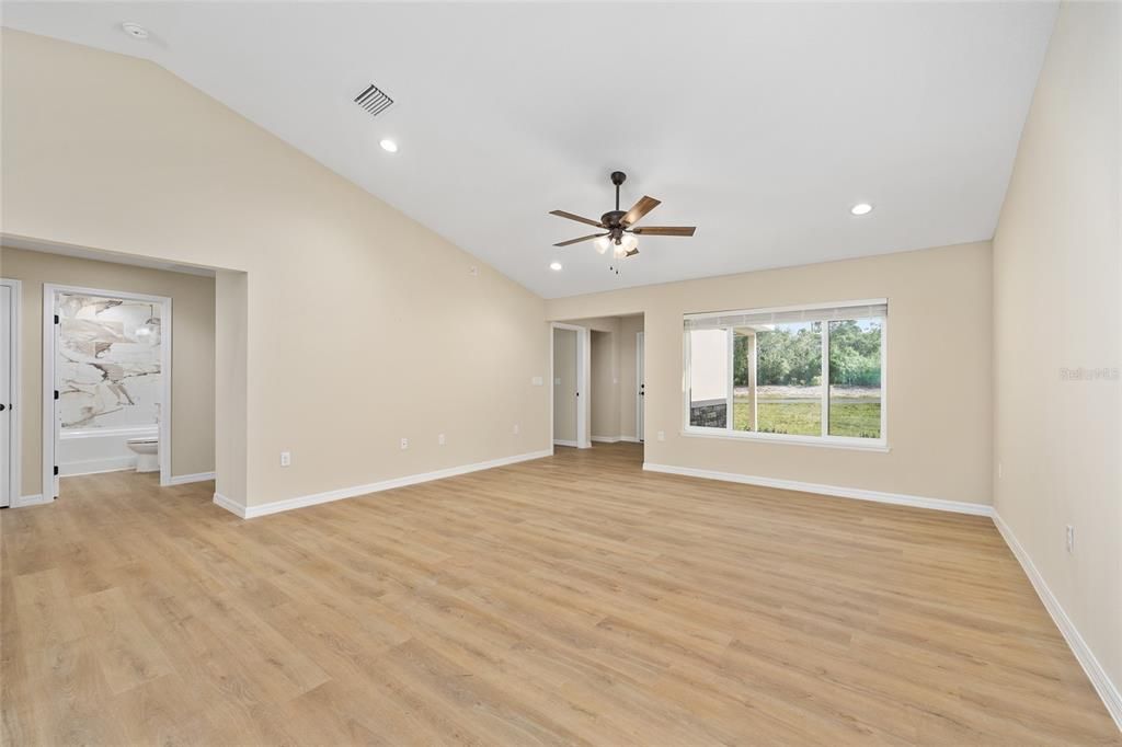 En Venta: $299,900 (4 camas, 2 baños, 1715 Pies cuadrados)