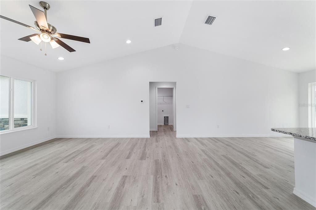 En Venta: $299,900 (4 camas, 2 baños, 1715 Pies cuadrados)