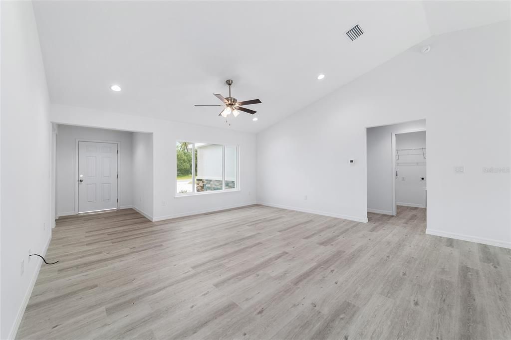 En Venta: $299,900 (4 camas, 2 baños, 1715 Pies cuadrados)