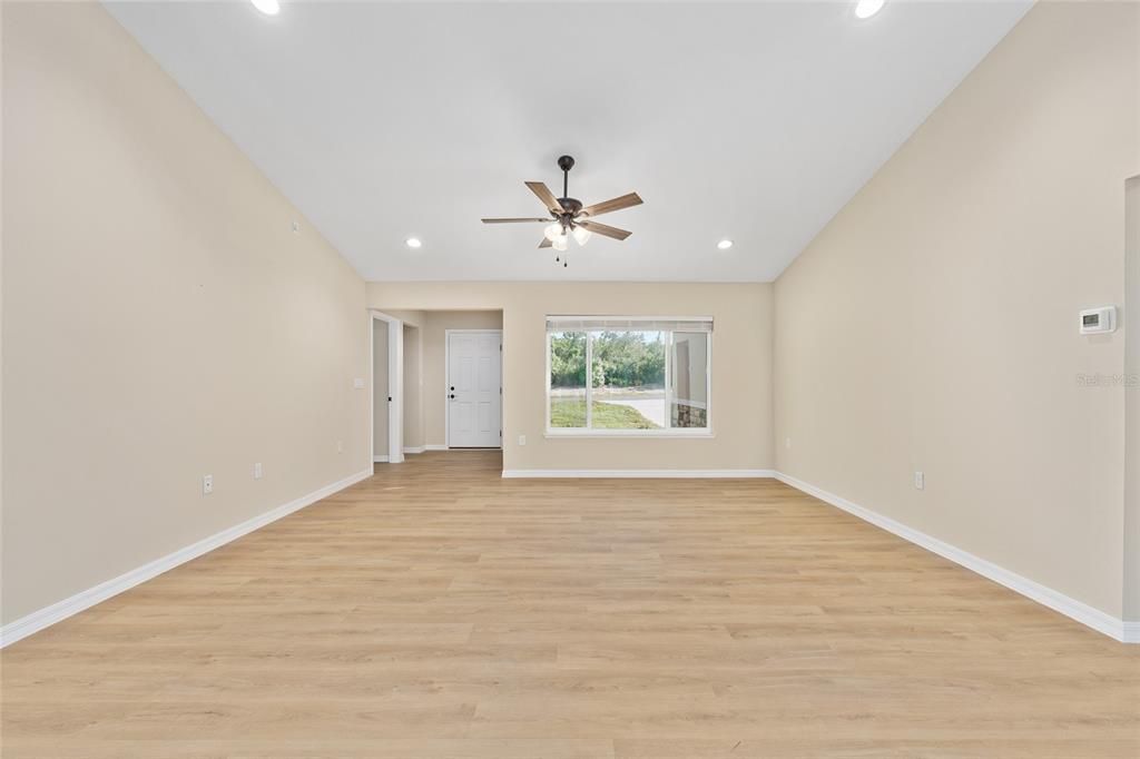 En Venta: $299,900 (4 camas, 2 baños, 1715 Pies cuadrados)