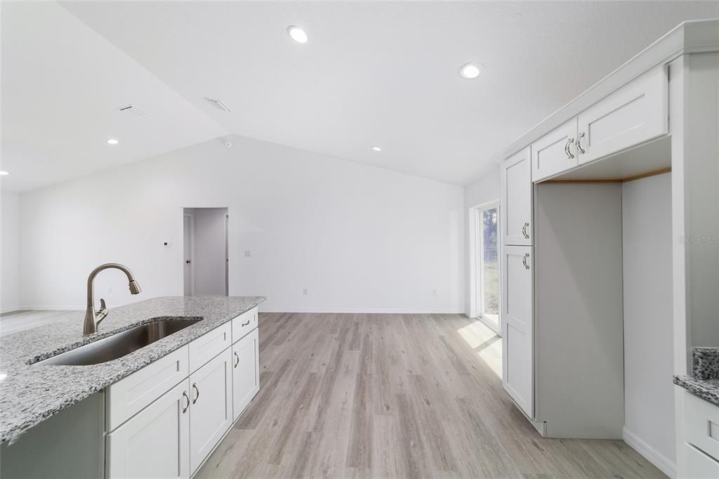 En Venta: $299,900 (4 camas, 2 baños, 1715 Pies cuadrados)