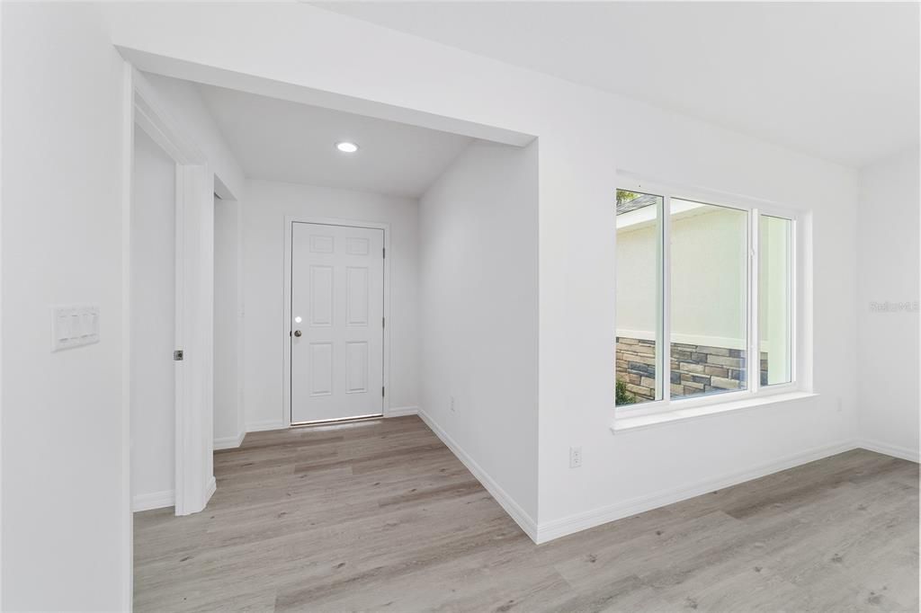 En Venta: $299,900 (4 camas, 2 baños, 1715 Pies cuadrados)