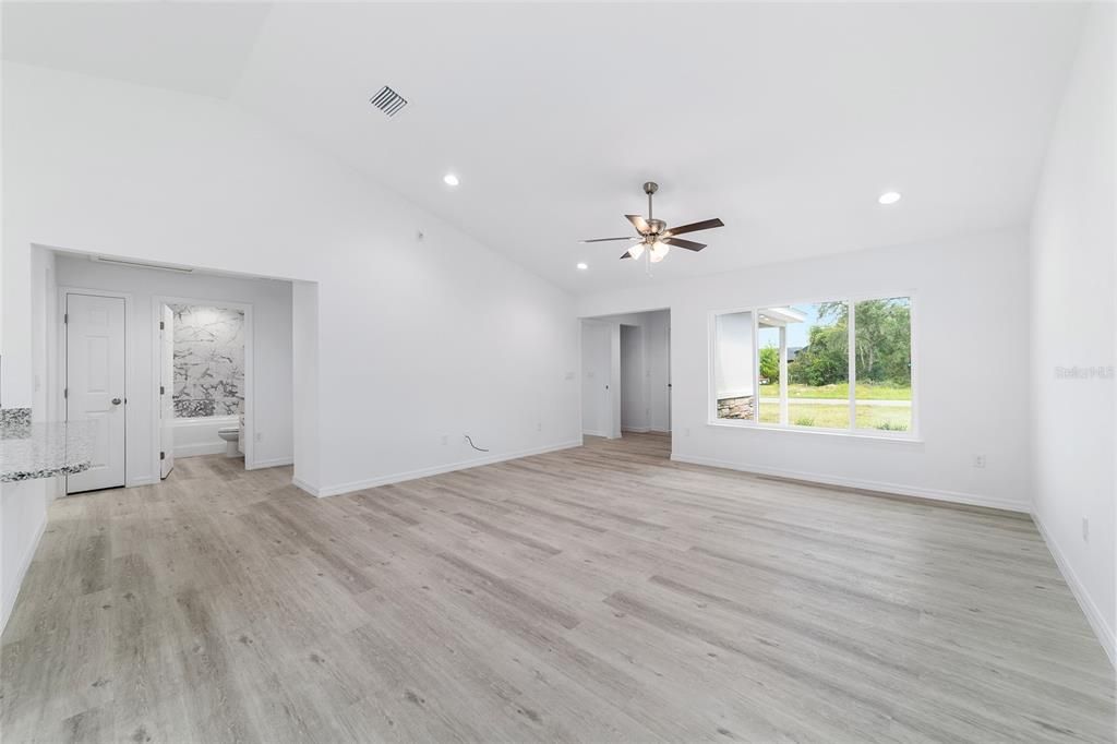 En Venta: $299,900 (4 camas, 2 baños, 1715 Pies cuadrados)
