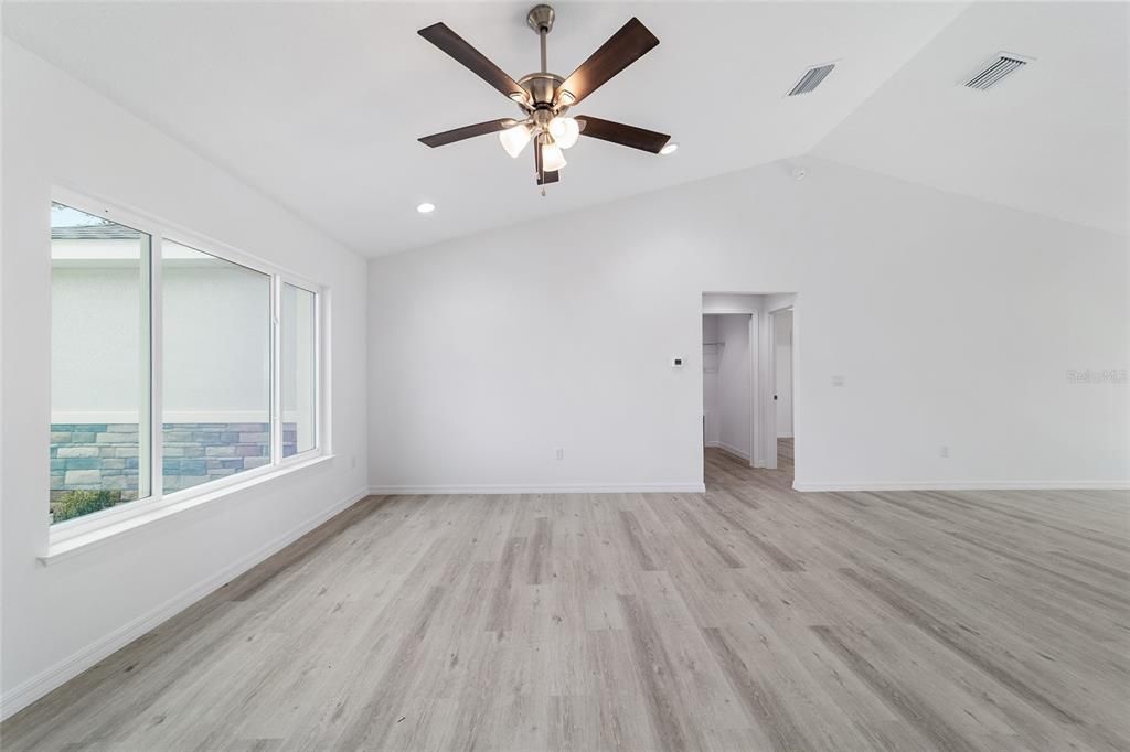 En Venta: $299,900 (4 camas, 2 baños, 1715 Pies cuadrados)