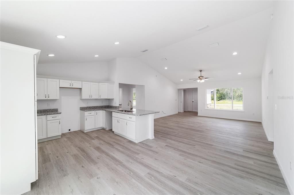 En Venta: $299,900 (4 camas, 2 baños, 1715 Pies cuadrados)
