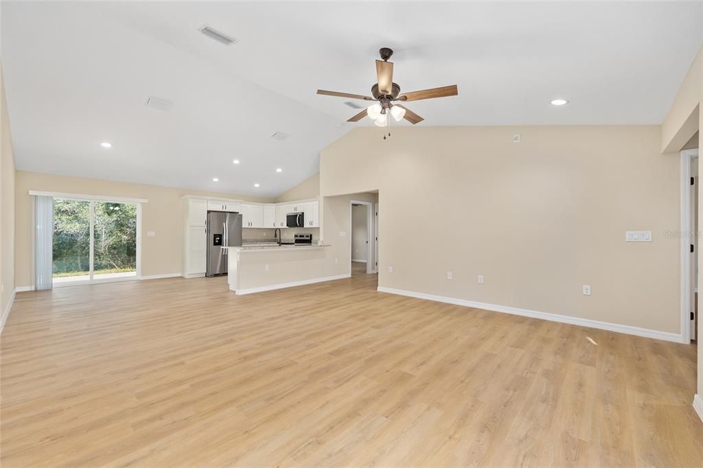 En Venta: $299,900 (4 camas, 2 baños, 1715 Pies cuadrados)