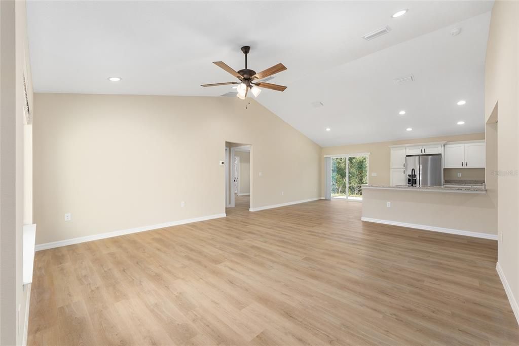En Venta: $299,900 (4 camas, 2 baños, 1715 Pies cuadrados)