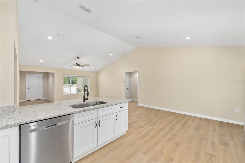 En Venta: $299,900 (4 camas, 2 baños, 1715 Pies cuadrados)