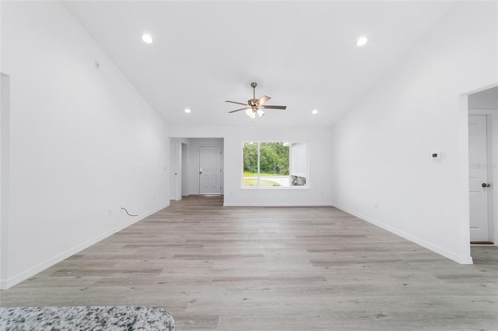 En Venta: $299,900 (4 camas, 2 baños, 1715 Pies cuadrados)