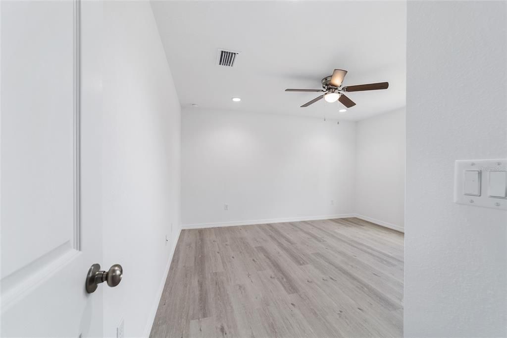En Venta: $299,900 (4 camas, 2 baños, 1715 Pies cuadrados)