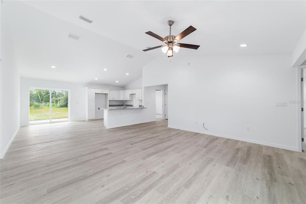 En Venta: $299,900 (4 camas, 2 baños, 1715 Pies cuadrados)
