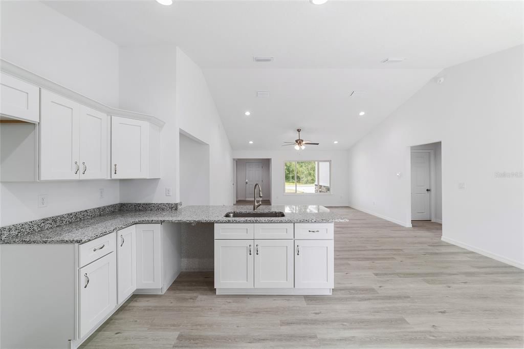 En Venta: $299,900 (4 camas, 2 baños, 1715 Pies cuadrados)