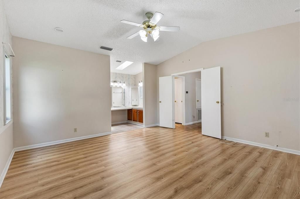 For Sale: $300,000 (2 beds, 2 baths, 1529 Square Feet)