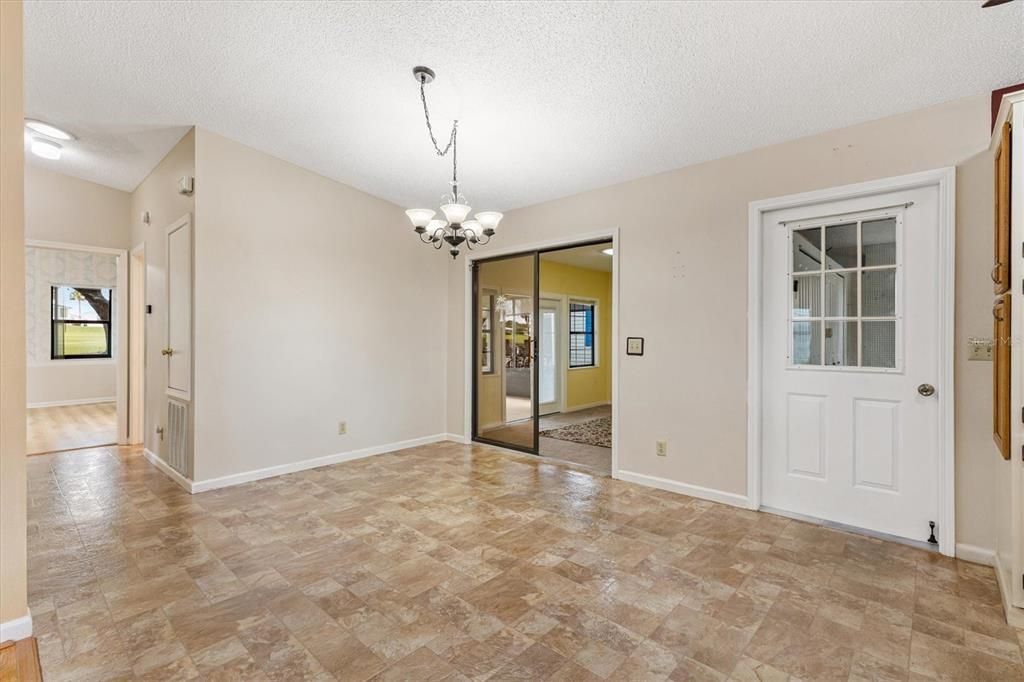 For Sale: $300,000 (2 beds, 2 baths, 1529 Square Feet)