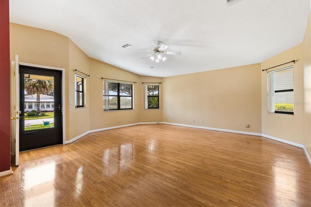 For Sale: $300,000 (2 beds, 2 baths, 1529 Square Feet)