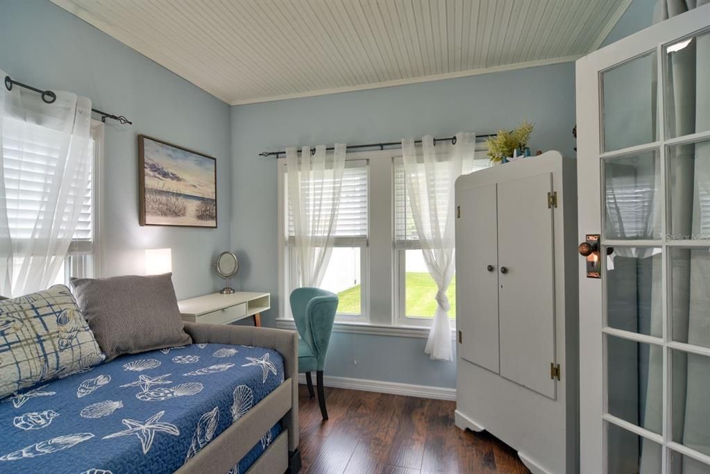 For Sale: $399,000 (3 beds, 2 baths, 1060 Square Feet)