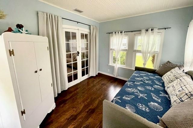 For Sale: $399,000 (3 beds, 2 baths, 1060 Square Feet)