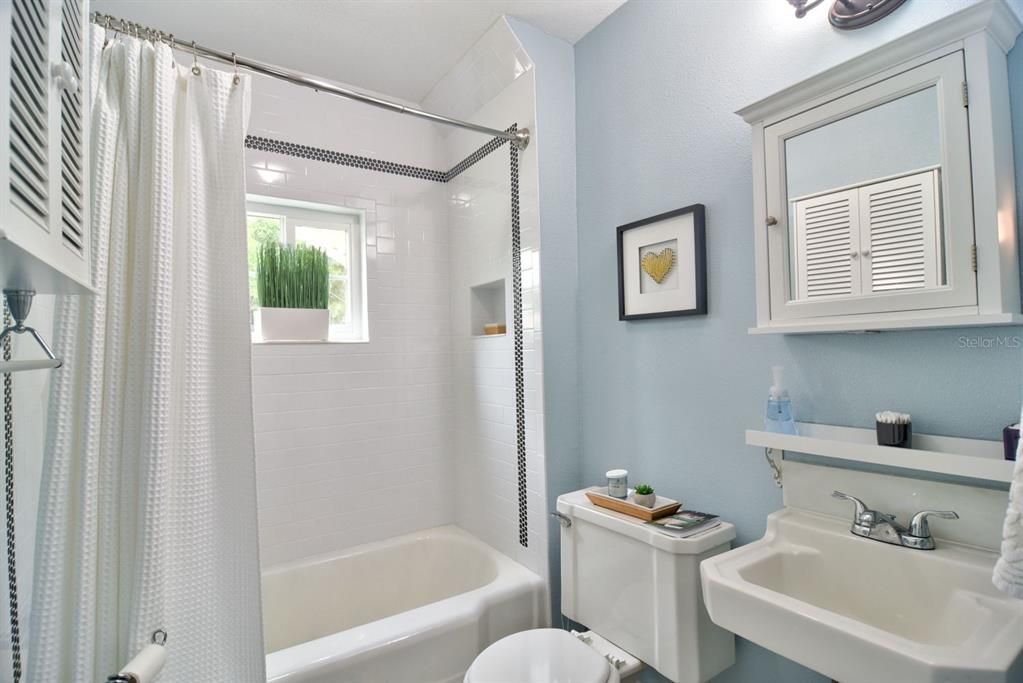 For Sale: $399,000 (3 beds, 2 baths, 1060 Square Feet)