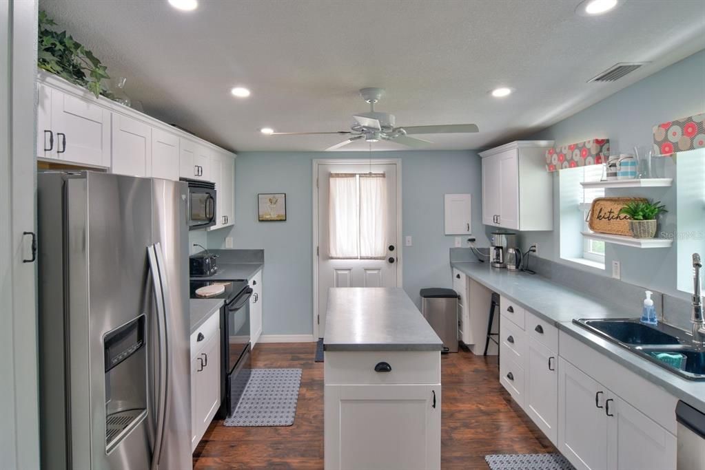 For Sale: $399,000 (3 beds, 2 baths, 1060 Square Feet)