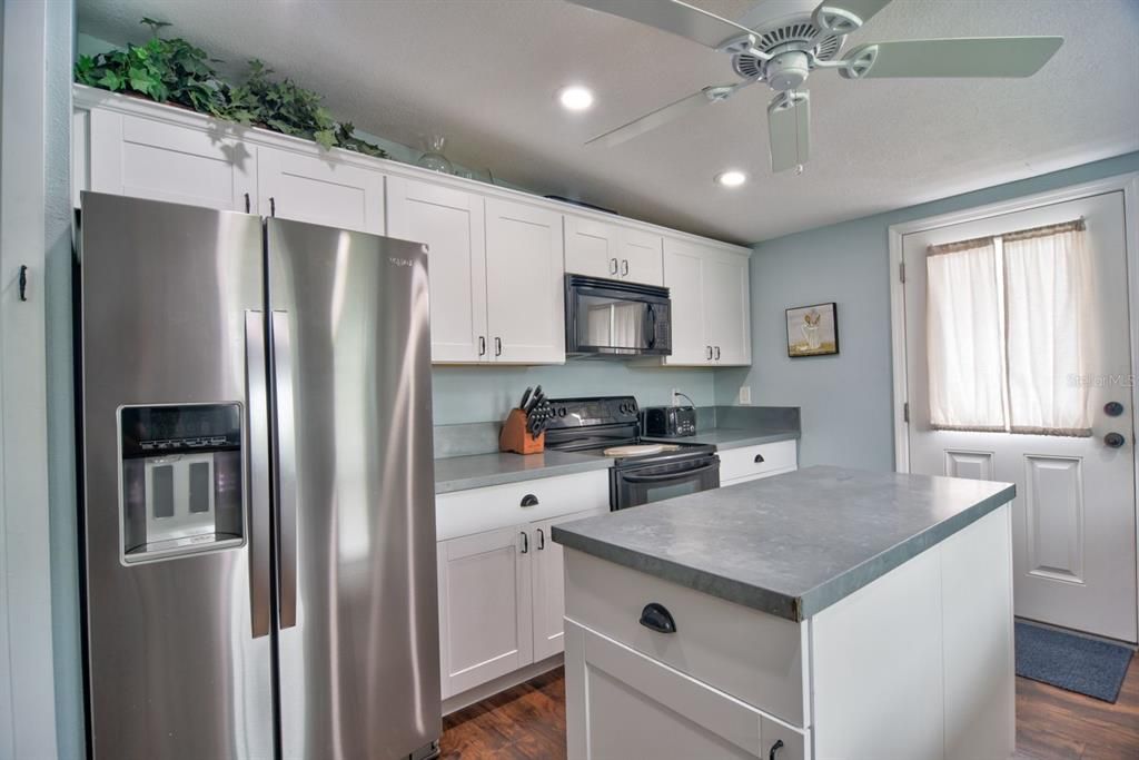 For Sale: $399,000 (3 beds, 2 baths, 1060 Square Feet)