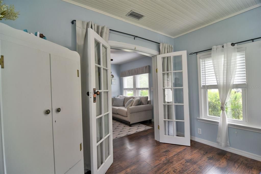 For Sale: $399,000 (3 beds, 2 baths, 1060 Square Feet)